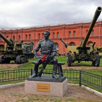 Памятник Михаилу Тимофеевичу Калашникову :: Сергей М 