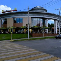 Чебоксары. Здание бывшего ресторана "Макдоналдс". :: Пётр Чернега Чебоксары. Здание бывшего ресторана "Макдоналдс". :: Пётр Чернега