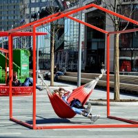 Девчонки с Нового Арбата в красном интерьере...) :: Анатолий Колосов