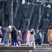 Фоторепортаж. Дети у монумента. 2 :: Наталья Вязигина Фоторепортаж. Дети у монумента. 2 :: Наталья Вязигина