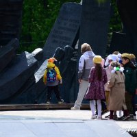 Фоторепортаж. Дети у монумента. 5 :: Наталья Вязигина