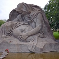 Мой Волгоград. Скульптура "Скорьбящая Мать" :: Сергей М 