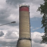 Москва. Руины ЗИЛа. Заводская дымовая труба. 1/3 высоты. :: Игорь Олегович Кравченко