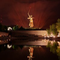 Световое шоу на Мамаевом кургане в день победы. Волгоград :: Павел Сытилин