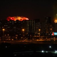 Праздничный салют за домами :: Andrew 