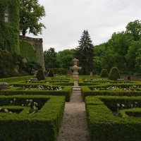 территория замка Ксёнж :: Светлана Баталий