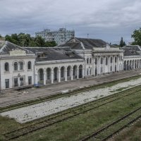 Оживлённый железнодорожный вокзал в бурноразвивающемся регионе :: Коля Лукашов