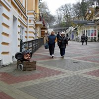 Чебурашка в ящике на пр.Карла Маркса.Кисловодск :: Galina Solovova
