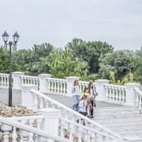 Девчонки на набережной :: Коля Лукашов