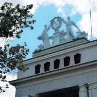 Скульптурная композиция «Колхозник и колхозница с гербом Литовской ССР» :: Татьяна Помогалова