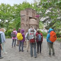 Туристы в Курортном парке возле крутящегося яйца :: Виктор 