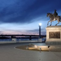 памятник вечером :: Андрей Петренко