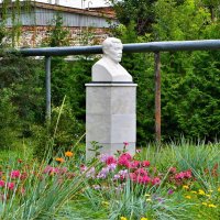 Ядрин. Памятник Николаю Михайловичу Таланцеву. :: Пётр Чернега Ядрин. Памятник Николаю Михайловичу Таланцеву. :: Пётр Чернега