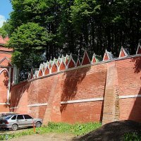 Крепостная стена в усадьбе Михалково :: Анатолий Колосов