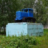 Ядрин. Памятник трактору Т - 74. :: Пётр Чернега