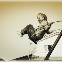 Радость на качелях :: Станислав 