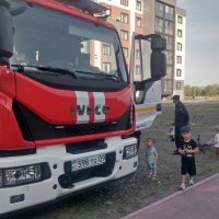 Во двор приехали пожарные :: Андрей Хлопонин Во двор приехали пожарные :: Андрей Хлопонин