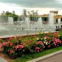 Фонтан в окружении роз. :: Татьяна Помогалова