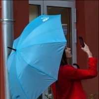 Девушка в красной куртке и с зонтом цвета воды :: Александр Тарноградский