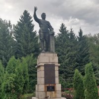 Стоит Товарищ Киров :: Андрей Хлопонин