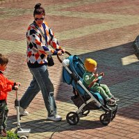 Июнь...Молодая семья в церковном парке! :: Владимир 