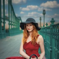 Девушка в красном :: Юрий Захаров