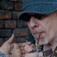 Этот согревающий огонёк... :: Валерий Паршин