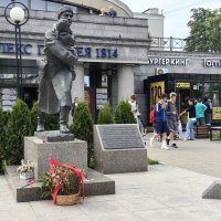 Ленинград. Площадь у Нарвских ворот. Памятник блокадному милиционеру :: Стальбаум Юрий 