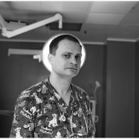 Портрет детского доктора в интерьере :: Михаил Зобов