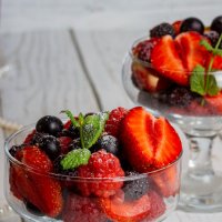 Креманка  ос  свежими сезонными   ягодами :: Тамара Нижельская