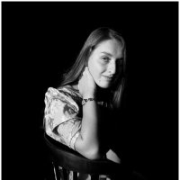 Женский портрет на темном фоне :: Михаил Зобов