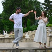 Прогулка у фонтана 4 :: александр донченко