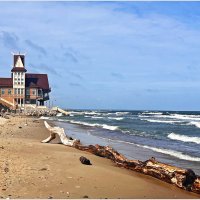 Море, берег и ресторан-отель "Гранд Монополь". :: Валерия Комова