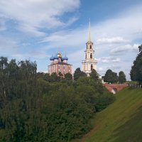 Вид на Успенский собор с колокольней :: Galina Solovova