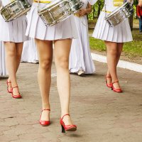 ноги девушек-барабанщиц на городском празднике :: Радомир Тарасов