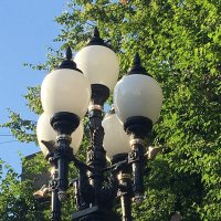 Великие Луки. Уникальные два фонаря (на фото один) у бывшего кинотеатра... :: Владимир Павлов