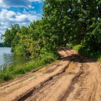 Дорога вдоль озера :: Александр Синдерёв