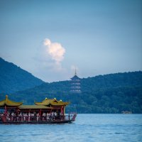 На озере Сиху в Ханчжоу :: Дмитрий На озере Сиху в Ханчжоу :: Дмитрий