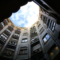 Двор-колодец дома-пещеры :: Ольга Двор-колодец дома-пещеры :: Ольга