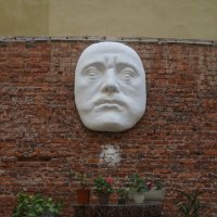 Маска Петра I во дворе особняка В.А. Слепцова :: zavitok *