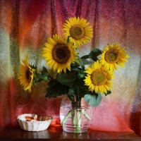 Букет подсолнухов стоит, он словно золотом  горит, лишь серединки в клетку... :: Надежда Куркина 