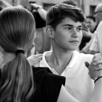 Мальчик с девочкой танцуют, картинки мысленно рисуют.. :: Юрий. Шмаков