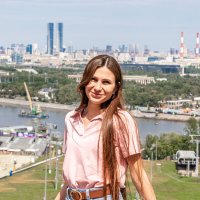 На фоне города :: Александр 