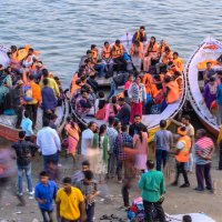 Высадка после катания по реке Ганга :: Георгий А Высадка после катания по реке Ганга :: Георгий А