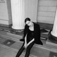 Стильная девушка в черном на фоне старой колонны :: Lenar Abdrakhmanov