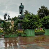 Александр Сергеевич Пушкин не любил летнюю жару. :: Татьяна Помогалова