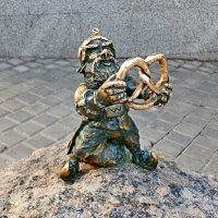 Выборгский кренделёк в руках выборгского гнома. :: Лия ☼ Выборгский кренделёк в руках выборгского гнома. :: Лия ☼