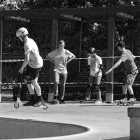 "Стоят девчонки, стоят в сторонке..." :: Борис Бутцев "Стоят девчонки, стоят в сторонке..." :: Борис Бутцев