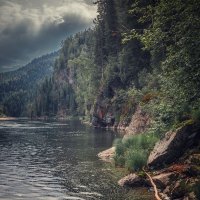 Крутые скалистые берега Абакана, поросшие густым лесом. :: Николай Привалов