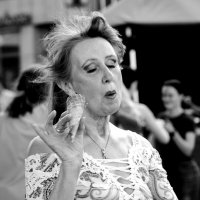 Ну очень вкусное мороженое :: Юрий. Шмаков